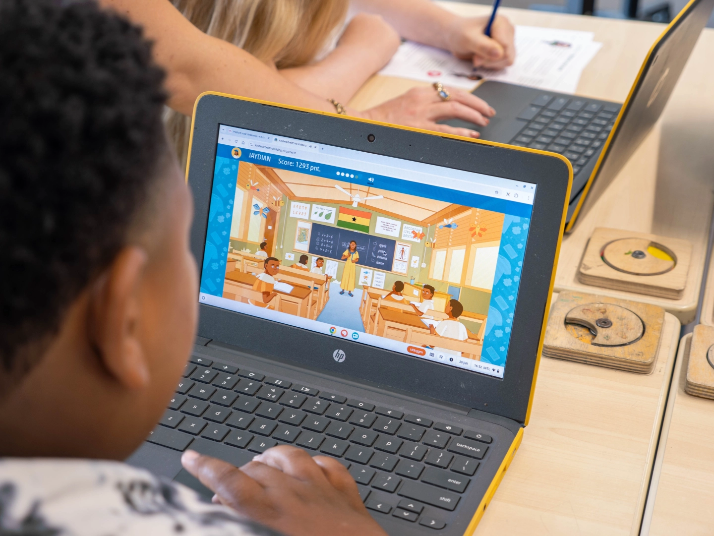 Leerling kijkt geconcentreerd naar de laptop waarop de serious game is te zien