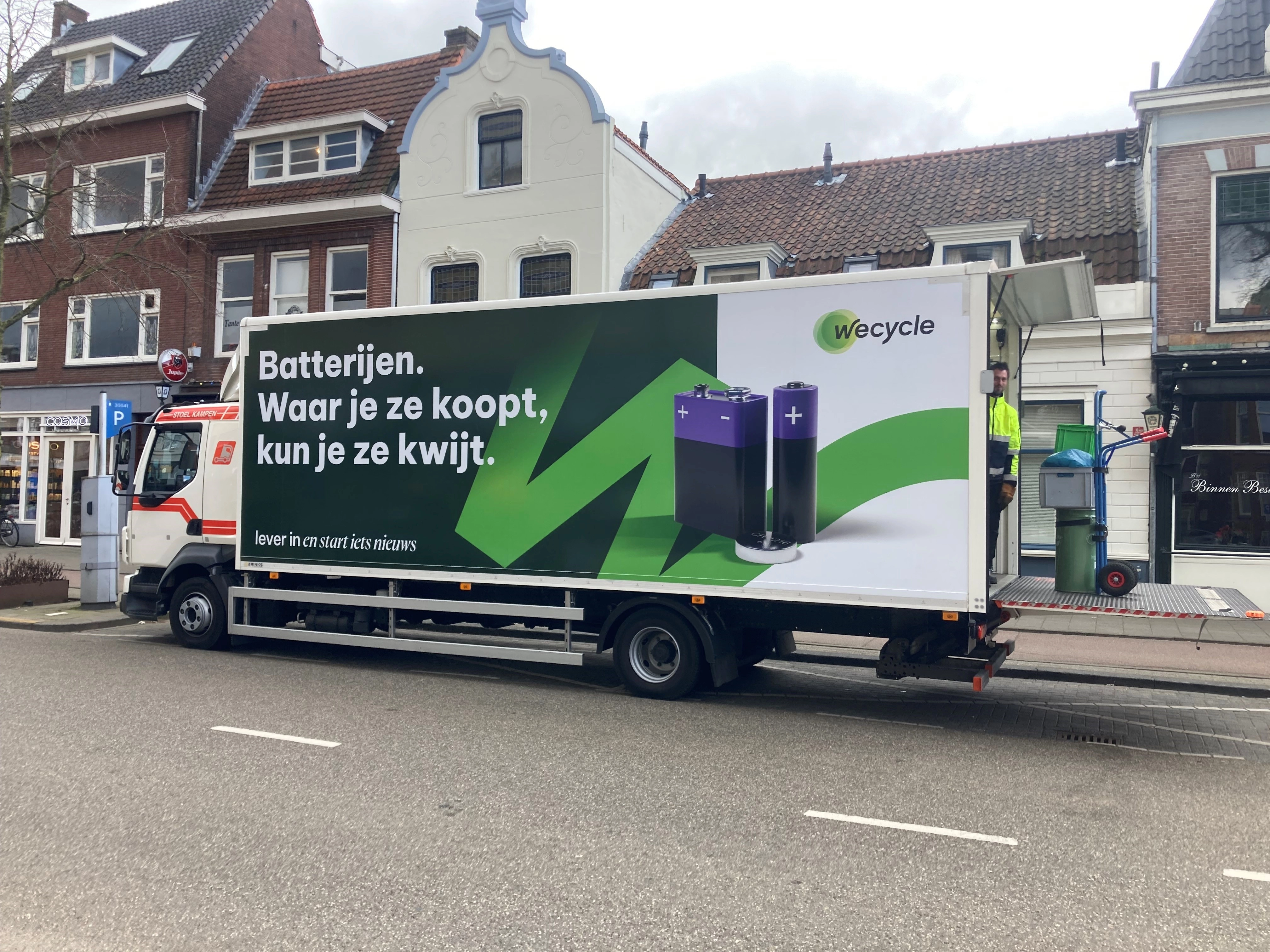 Vrachtwagen met bedrukking van wecycle "Batterijen. Waar je ze koopt, kun je ze kwijt."